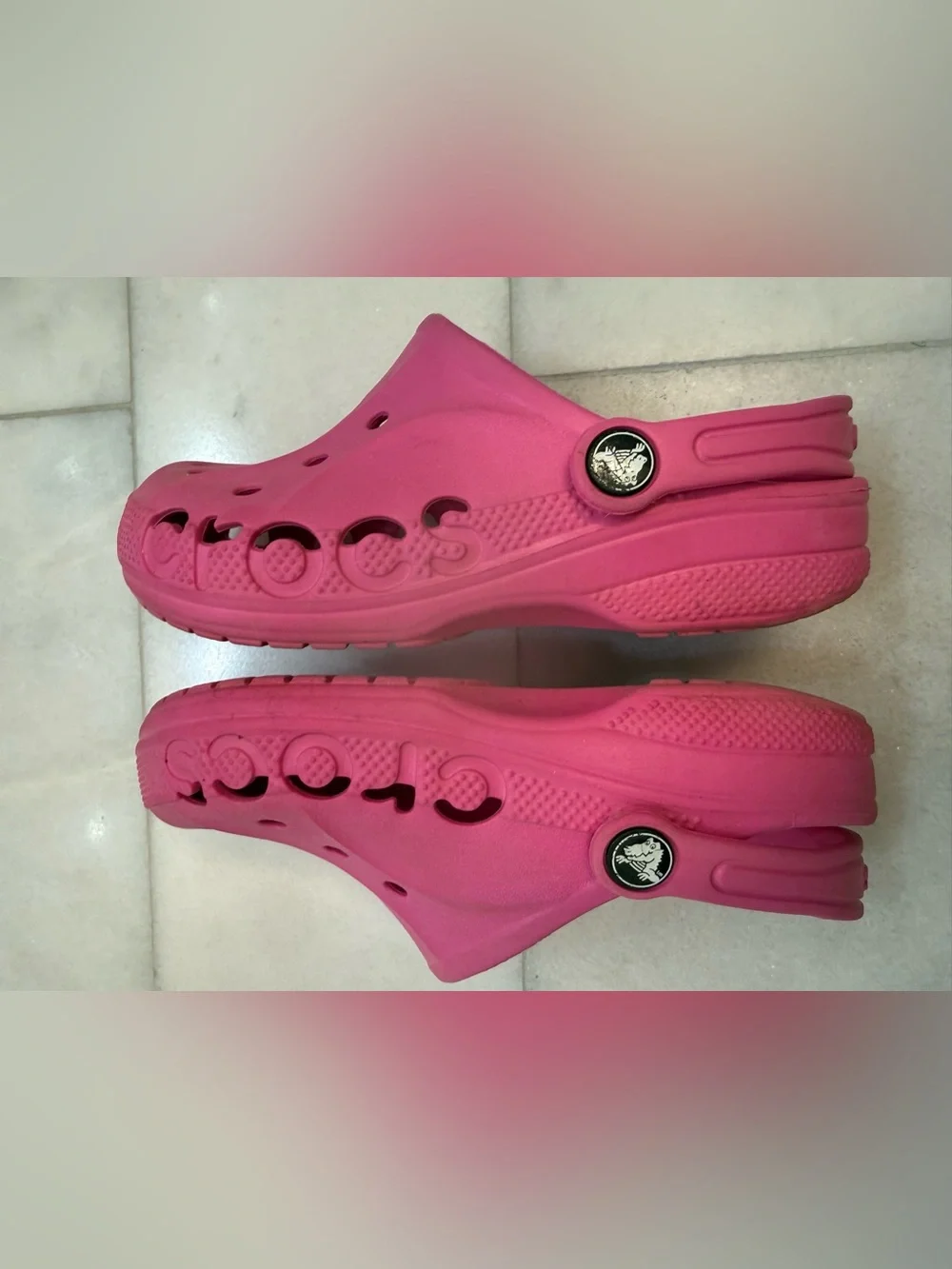 CROCS Kids Classic Clog in Bright Pink. Size 1